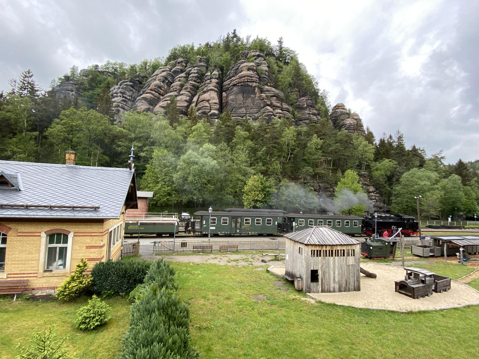 Direkter Blick auf den Berg Oybin